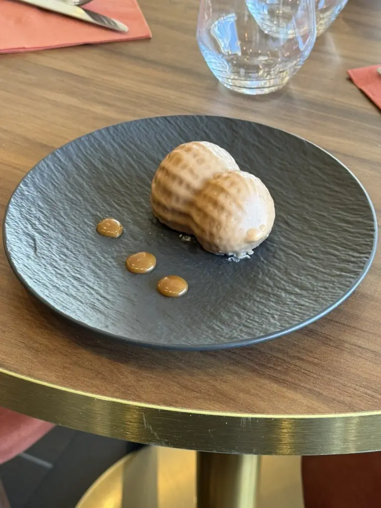 Création pâtissière en forme de galet