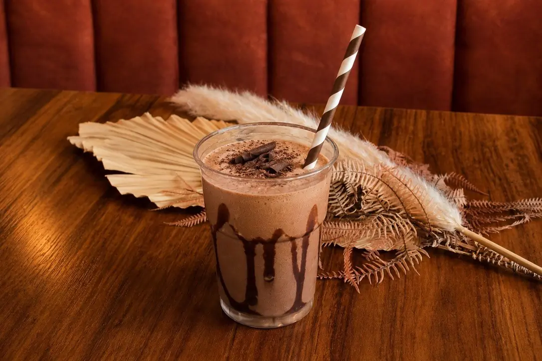Milkshake au chocolat dans la lumière chaleureuse du restaurant