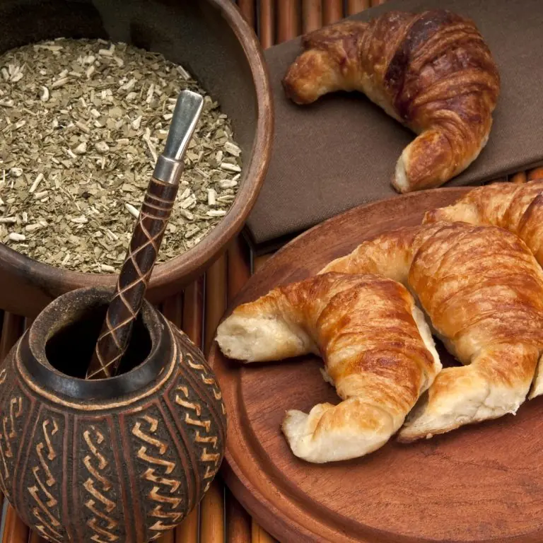 Café et croissants pour le petit déjeuner