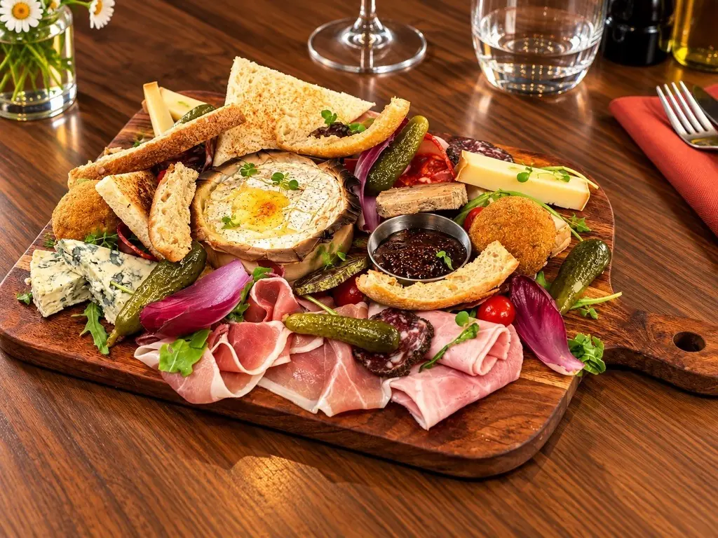 Une planche généreuse de fromages et de charcuteries à partager