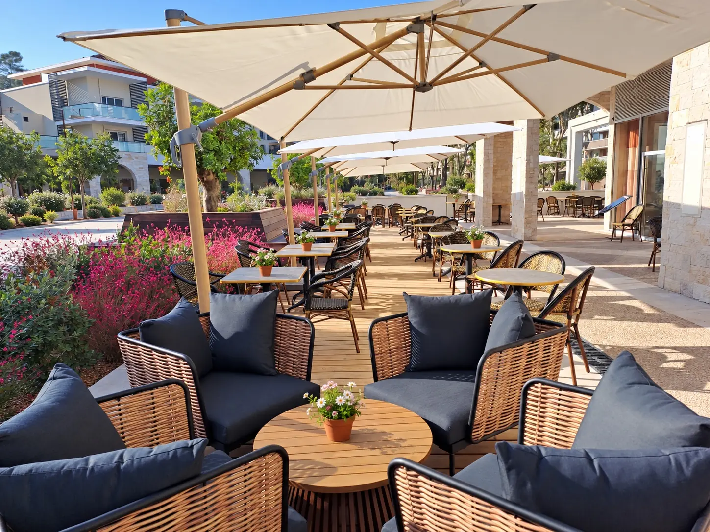 La terrasse de La Riviera, ses fauteuils et ses parasols au soleil de Mougins
